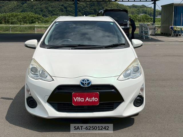Toyota AQUA 2015-06 8372620-11