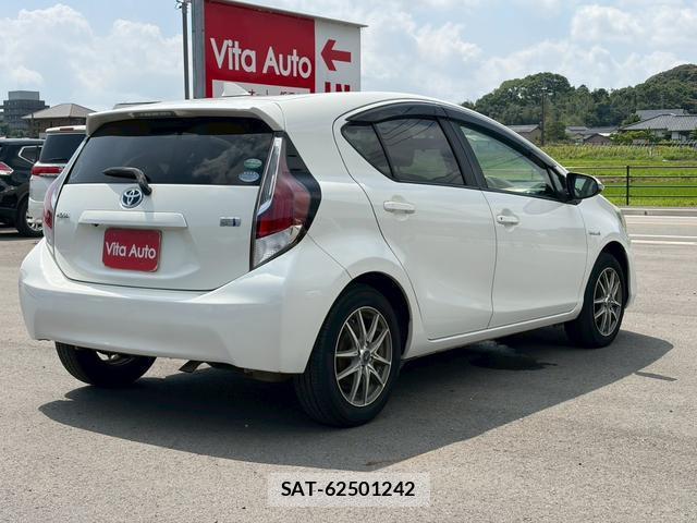 Toyota AQUA 2015-06 8372620-12