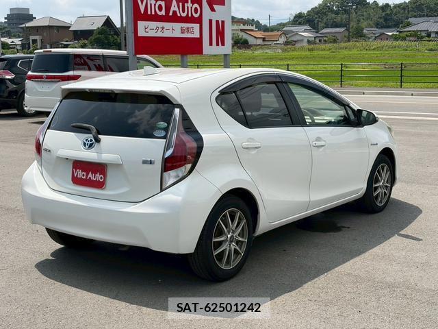 Toyota AQUA 2015-06 8372620-13