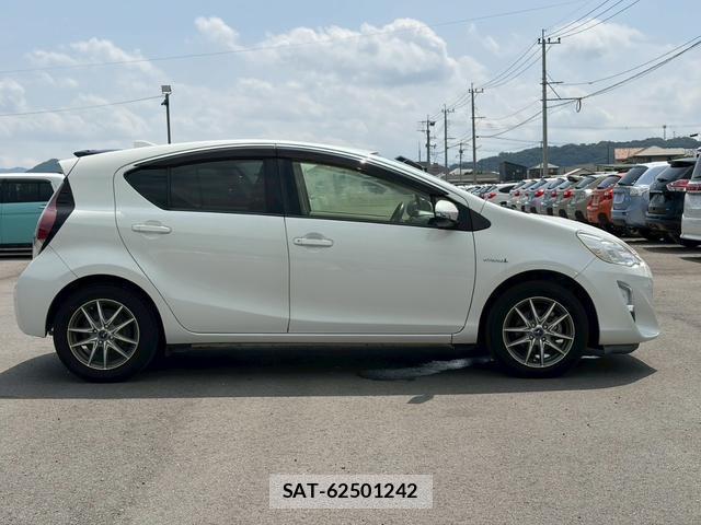 Toyota AQUA 2015-06 8372620-17