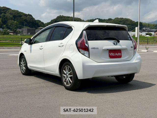 Toyota AQUA 2015-06 8372620-19