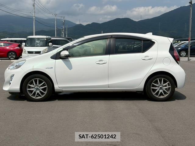 Toyota AQUA 2015-06 8372620-2