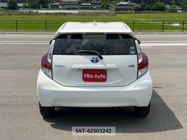 Toyota AQUA 2015-06 8372620-3