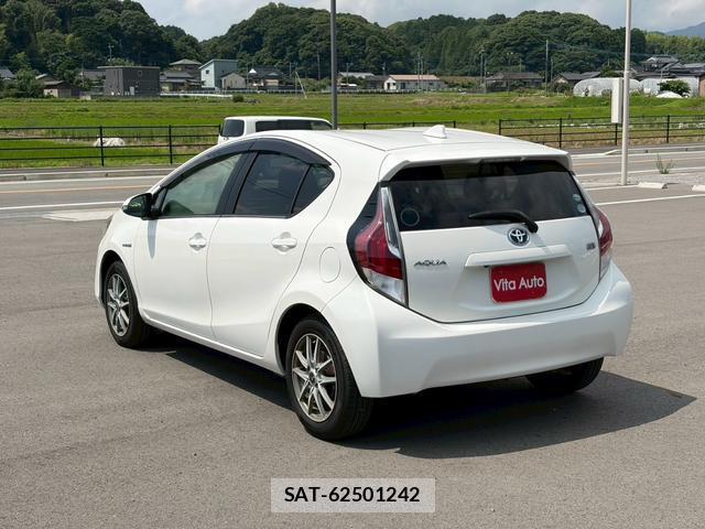Toyota AQUA 2015-06 8372620-4
