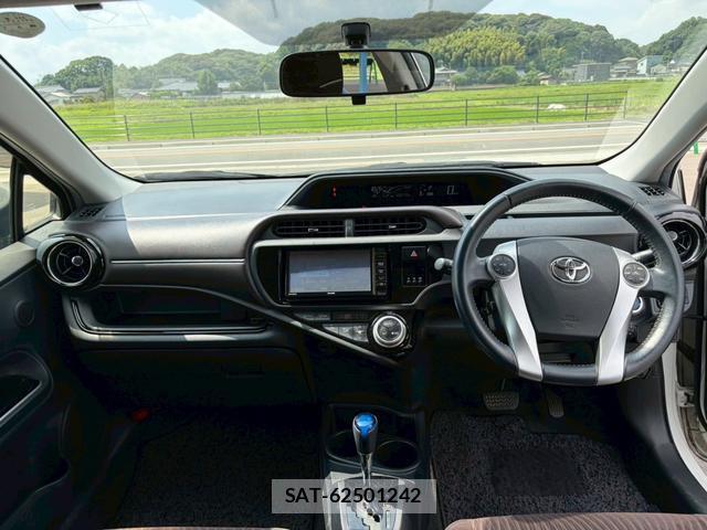 Toyota AQUA 2015-06 8372620-7