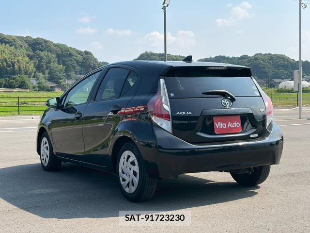 Toyota AQUA 2016-01 8372623-19