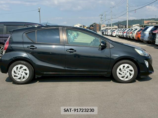 Toyota AQUA 2016-01 8372623-2