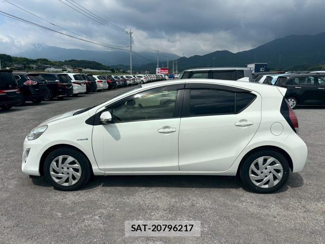 Toyota AQUA 2015-07 8372631-14