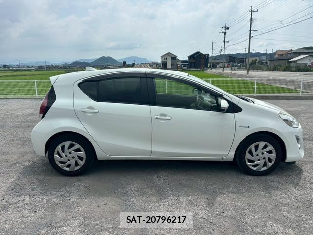 Toyota AQUA 2015-07 8372631-2