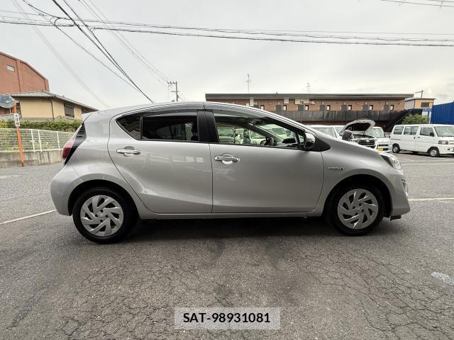 Toyota AQUA 2017-07 8372733-12