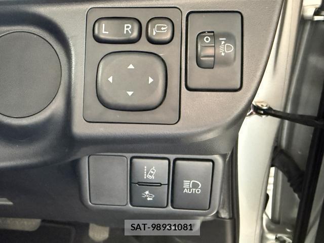 Toyota AQUA 2017-07 8372733-19