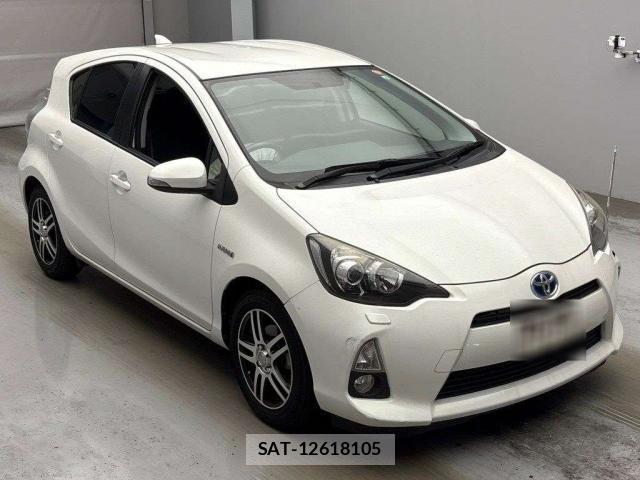 Toyota AQUA 2013-10 8372827-0