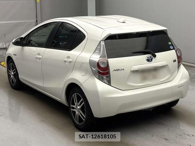 Toyota AQUA 2013-10 8372827-1
