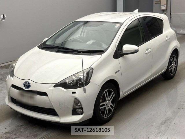 Toyota AQUA 2013-10 8372827-10