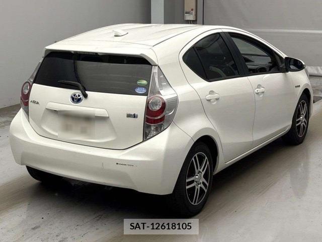 Toyota AQUA 2013-10 8372827-11
