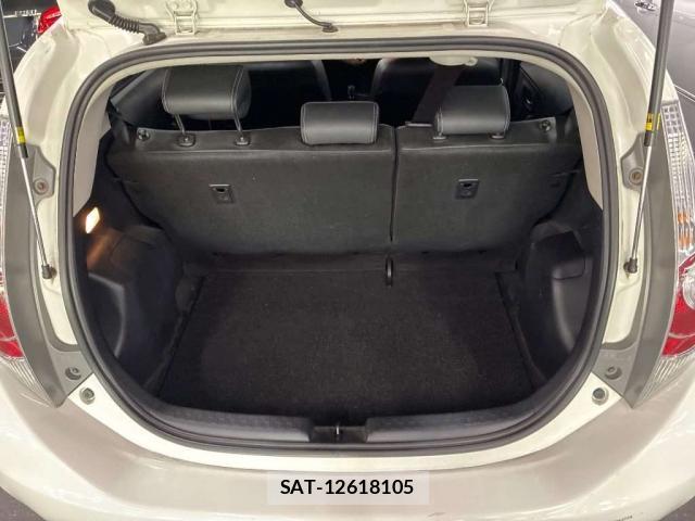 Toyota AQUA 2013-10 8372827-12
