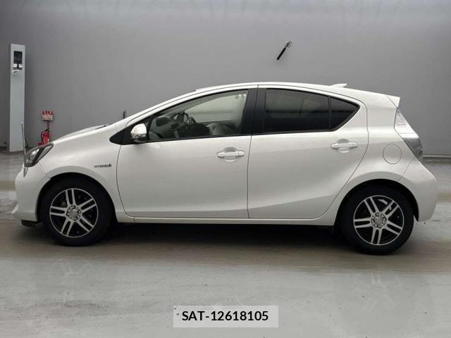 Toyota AQUA 2013-10 8372827-3