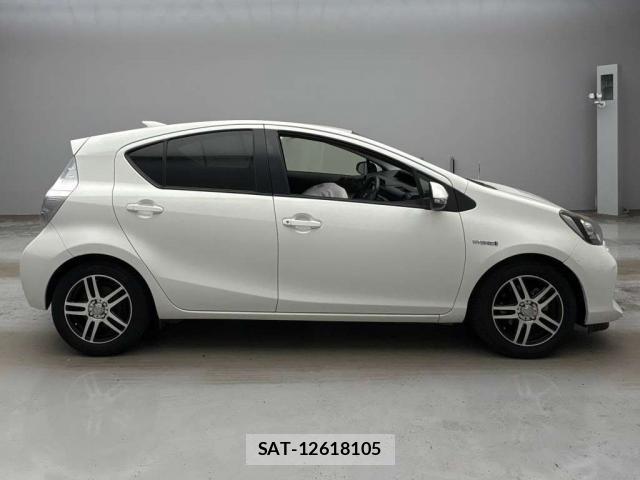 Toyota AQUA 2013-10 8372827-4