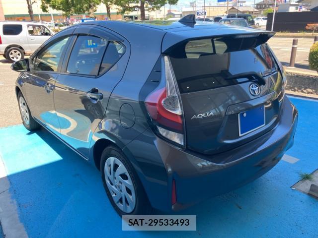 Toyota AQUA 2018-03 8373007-1