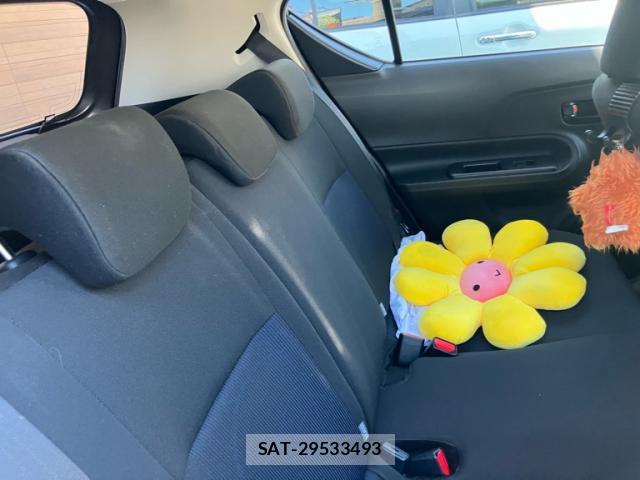 Toyota AQUA 2018-03 8373007-10