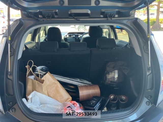 Toyota AQUA 2018-03 8373007-11