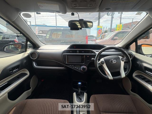Toyota AQUA 2014-10 8373182-4