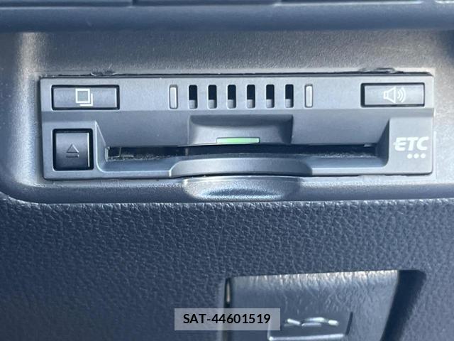 Toyota AQUA 2022-01 8373328-4