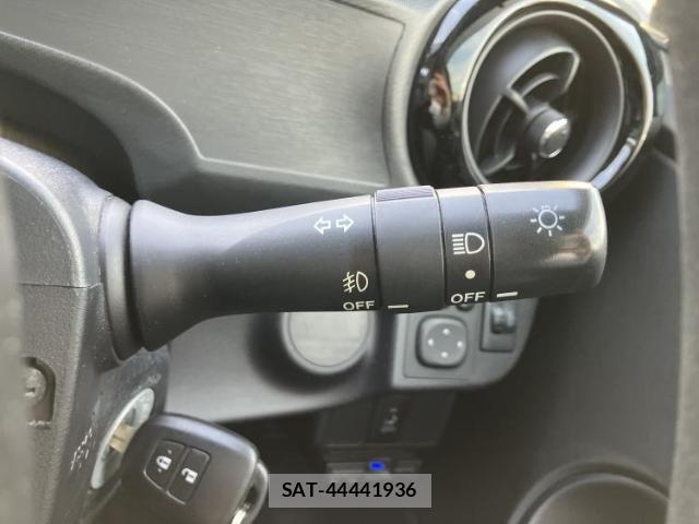Toyota AQUA 2015-09 8373463-15