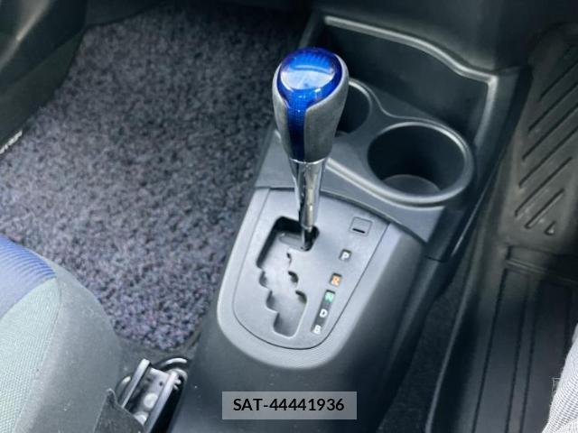 Toyota AQUA 2015-09 8373463-17