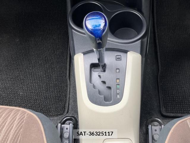 Toyota AQUA 2014-07 8373465-17