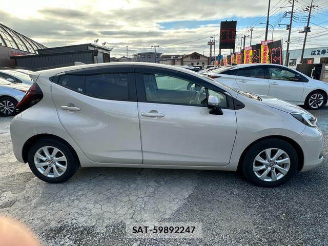 Toyota AQUA 2021-11 8373510-13