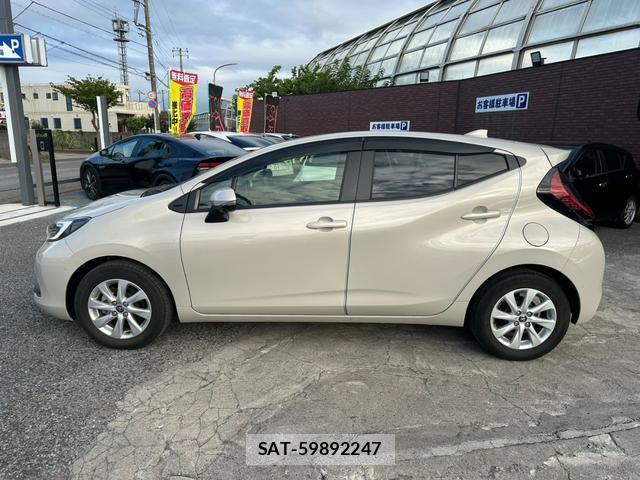Toyota AQUA 2021-11 8373510-17