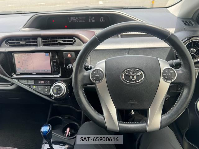 Toyota AQUA 2015-02 8373740-1