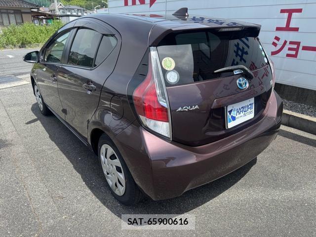 Toyota AQUA 2015-02 8373740-17