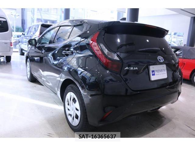 Toyota AQUA 2023-10 8373825-1