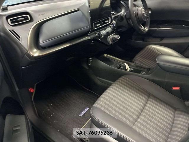 Toyota AQUA 2021-09 8373862-4
