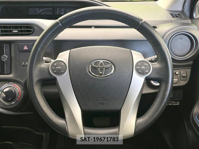 Toyota AQUA 2013-06 8373918-10