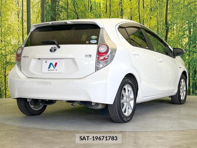 Toyota AQUA 2013-06 8373918-16