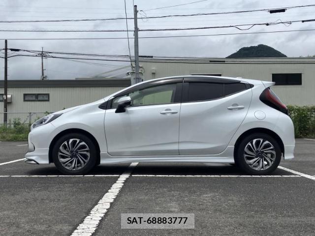 Toyota AQUA 2022-01 8374106-1