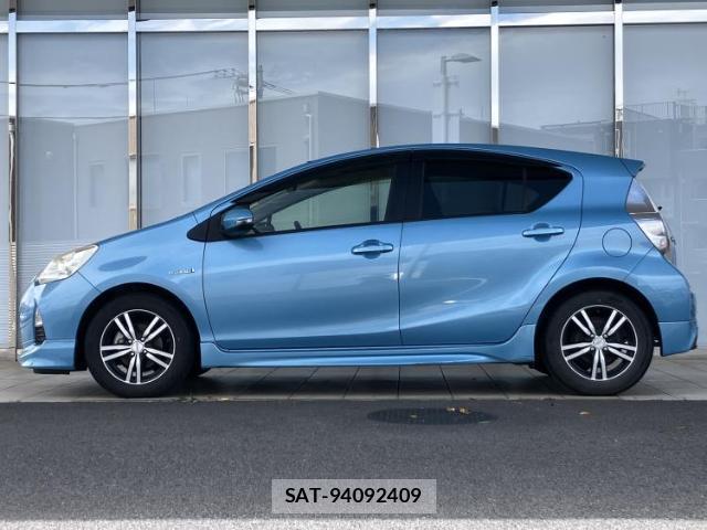 Toyota AQUA 2013-10 8374250-1