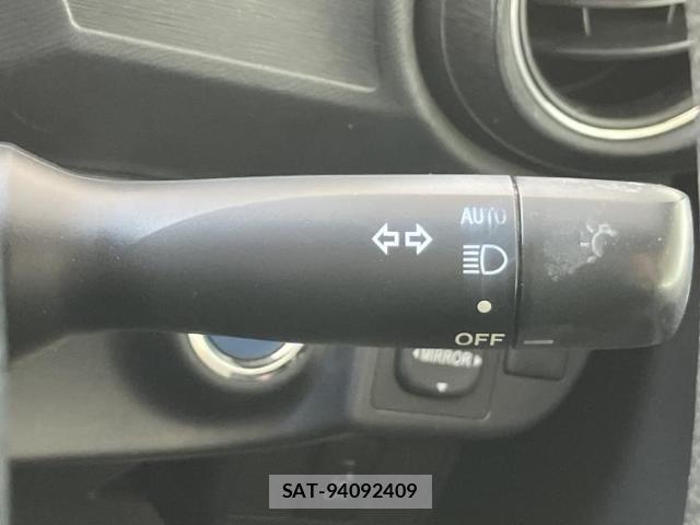 Toyota AQUA 2013-10 8374250-15