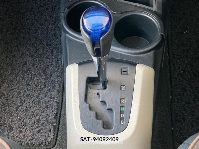 Toyota AQUA 2013-10 8374250-16
