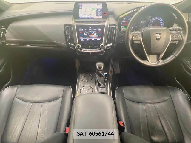 Toyota CROWN HYBRID 2018-07 8372447-1