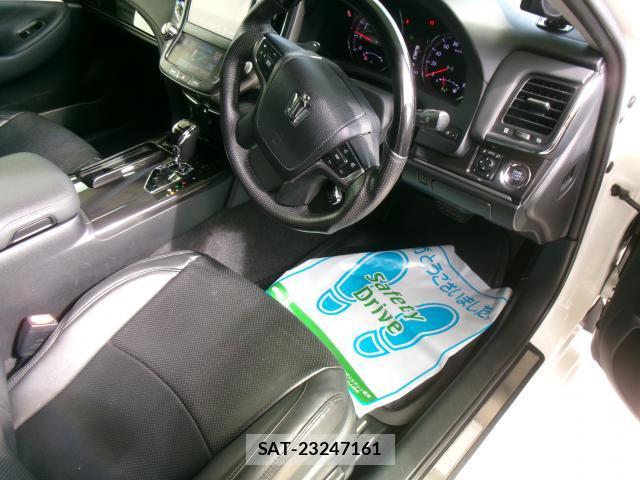 Toyota CROWN 2013-01 8372479-1