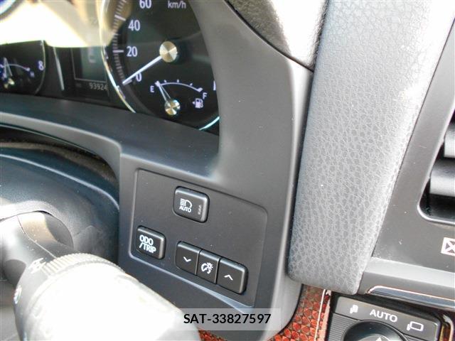 Toyota CROWN 2017-07 8372534-15