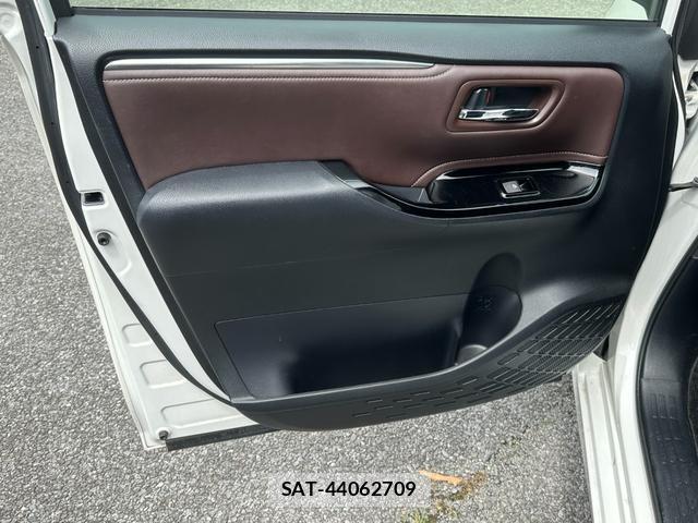 Toyota ESQUIRE 2017-07 8373269-6