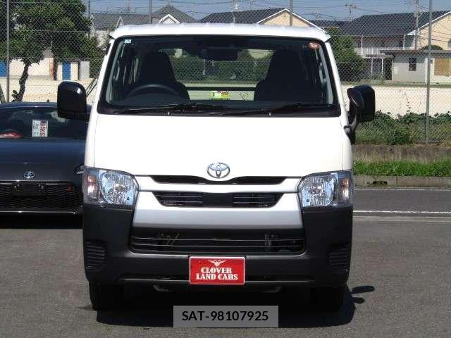 Toyota HIACE VAN 2026-05 8374045-12