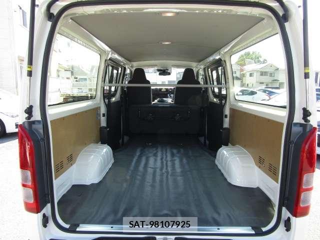 Toyota HIACE VAN 2026-05 8374045-4