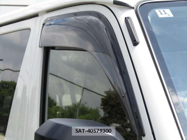 Toyota HIACE VAN 2025-11 8374048-13