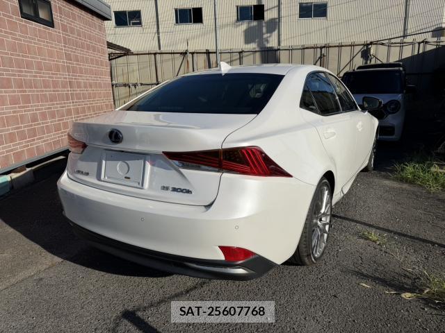 Lexus IS 2017-11 8373282-11